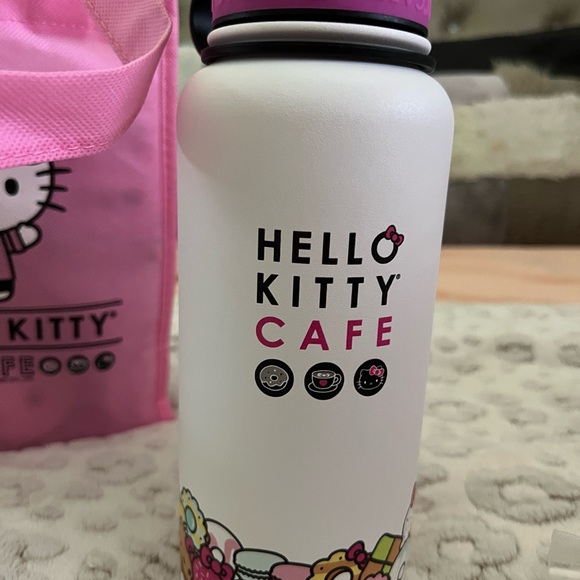 Hello kitty cafe truck brand new from 2017 - Picture 8 of 12